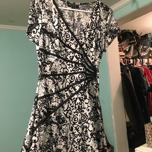 Adorably black and white flowy Dress